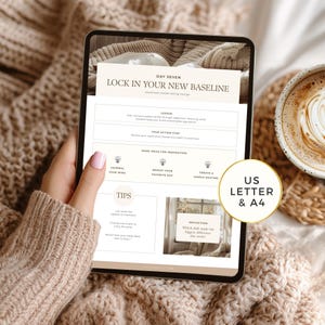 Peut inclure: Une tablette num&eacute;rique affichant une page de journal de bien-&ecirc;tre avec le texte "Lock in your new baseline". La page comprend des sections pour les le&ccedil;ons, les &eacute;tapes d'action et l'inspiration. Une tasse de caf&eacute; est &agrave; droite, et une &eacute;tiquette "US Letter & A4" est dans l'image.