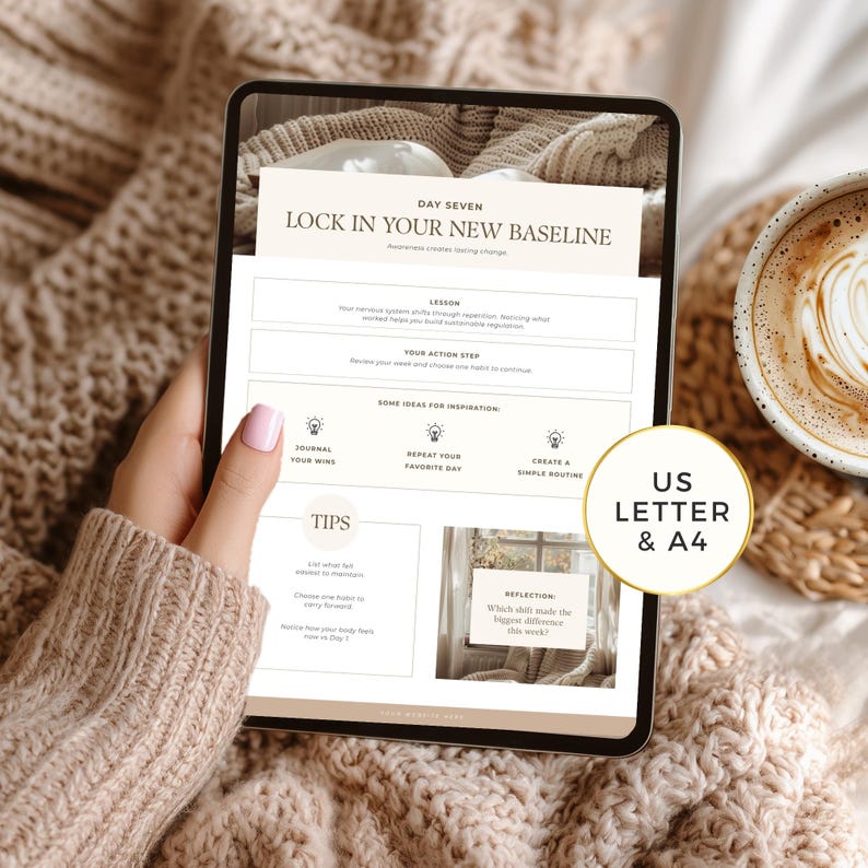 Peut inclure: Une tablette num&eacute;rique affichant une page de journal de bien-&ecirc;tre avec le texte "Lock in your new baseline". La page comprend des sections pour les le&ccedil;ons, les &eacute;tapes d'action et l'inspiration. Une tasse de caf&eacute; est &agrave; droite, et une &eacute;tiquette "US Letter & A4" est dans l'image.