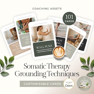 Könnte beinhalten: Eine Sammlung weißer Karten mit Bildern und Texten zu somatischen Therapie-Erdungstechniken. Die Karten tragen Aufschriften wie "Wall Push" und "Visualizing". Das Bild enthält auch eine Kaffeetasse und den Text "101 Cards."