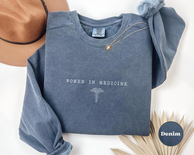 Sudadera Comfort Colors® para mujeres en medicina, doctora, cuello redondo, regalo de graduación, suéter médico unisex, ropa para enfermeras residentes de MD Denim