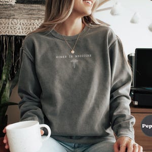 Sudadera Comfort Colors® para mujeres en medicina, doctora, cuello redondo, regalo de graduación, suéter médico unisex, ropa para enfermeras residentes de MD Pepper