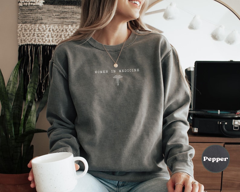 Sudadera Comfort Colors® para mujeres en medicina, doctora, cuello redondo, regalo de graduación, suéter médico unisex, ropa para enfermeras residentes de MD Pepper