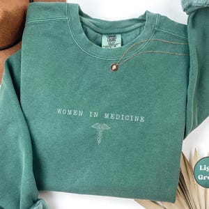 Sudadera Comfort Colors® para mujeres en medicina, doctora, cuello redondo, regalo de graduación, suéter médico unisex, ropa para enfermeras residentes de MD Light Green