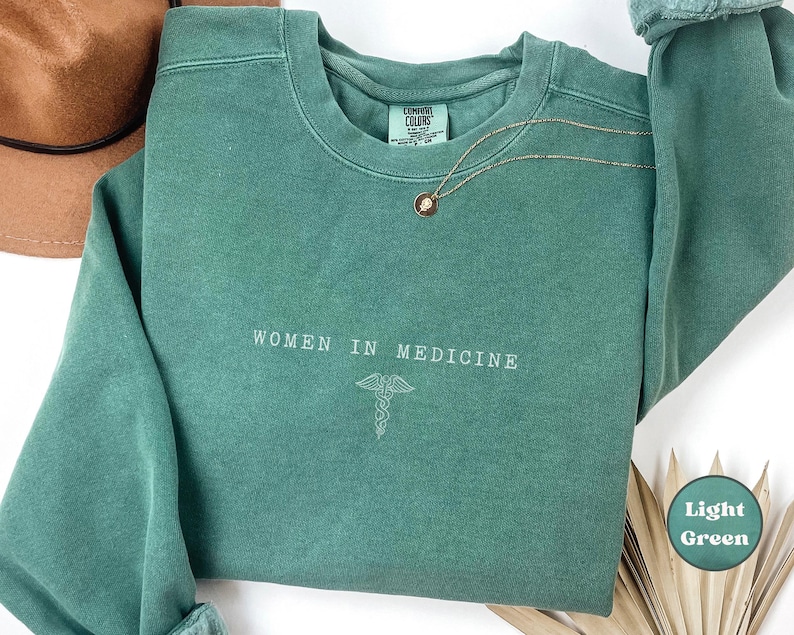 Sudadera Comfort Colors® para mujeres en medicina, doctora, cuello redondo, regalo de graduación, suéter médico unisex, ropa para enfermeras residentes de MD Light Green