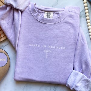 Sudadera Comfort Colors® para mujeres en medicina, doctora, cuello redondo, regalo de graduación, suéter médico unisex, ropa para enfermeras residentes de MD Orchid