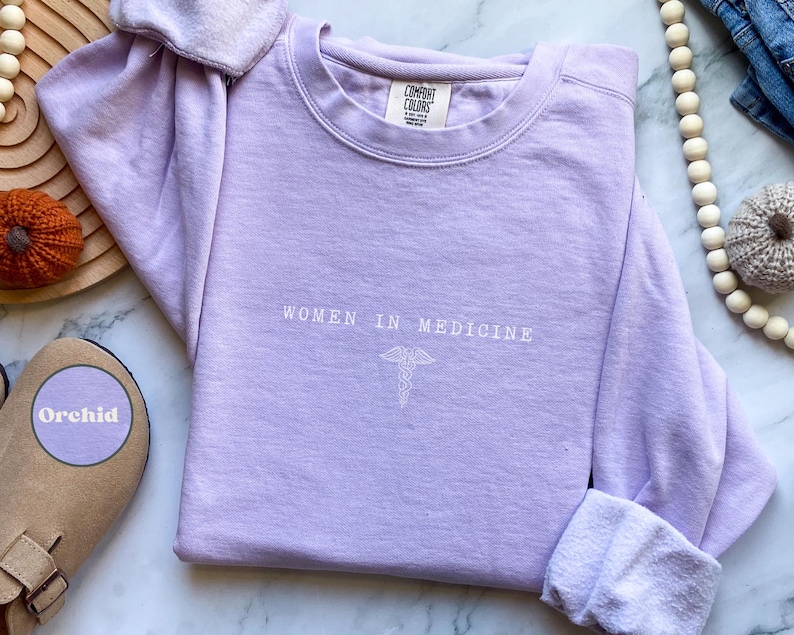 Sudadera Comfort Colors® para mujeres en medicina, doctora, cuello redondo, regalo de graduación, suéter médico unisex, ropa para enfermeras residentes de MD Orchid