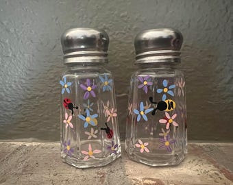 Juego de salero y pimentero de vidrio, regalo para el Día de la Madre, mesa de cocina para mamá, primavera, abejorro, mariquita, tema de jardín de flores caprichoso, casa de campo