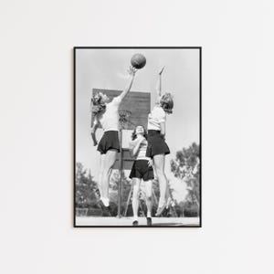 Kobiety grające w koszykówkę Wydruk, kultowy plakat, czarno-biała sztuka ścienna, sztuka ścienna w stylu vintage, wydruki fotograficzne, wystrój pokoju, wydruk do łazienki