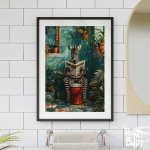 Peut inclure: Un zèbre portant un journal comme une cape est assis sur des toilettes rouges dans une salle de bain avec des plantes vertes et des carreaux bleus.