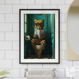 Peut inclure: Une impression encadrée d'un léopard portant des lunettes et assis sur des toilettes, en train de lire un journal. Les toilettes sont dans une petite salle de bain de couleur turquoise avec des garnitures dorées.