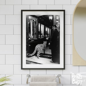 Leopard betritt Juweliergeschäft Poster, Schwarz-Weiß-Vintage-Fotografie, Mode-Wandkunst, eleganter Gepard-Druck | Digitaler Download