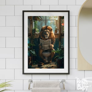 Peut inclure: Un lion assis sur des toilettes dans une salle de bain, lisant un journal intitulé "Southern Sun Press". La salle de bain est décorée de plantes et a une fenêtre avec vue sur une forêt.