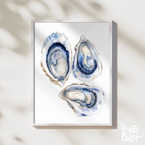 Peut inclure: Trois coquilles d'huîtres en aquarelle aux teintes bleues et blanches. Les coquilles sont ouvertes et montrent l'intérieur de l'huître.