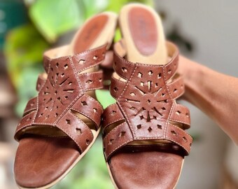 Softspots Slip On Heels, Slip On Sandals, Slip On Shoes, Y2K Sandals, Vintage Slip Ons, Vintage Heels, Vintage Shoes, Size 8 Leather Heels