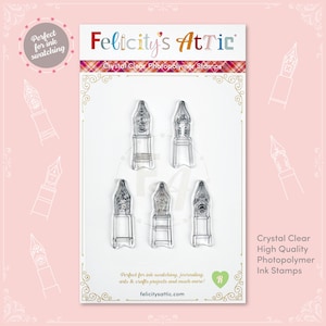 Pode incluir: Um pacote de carimbos de tinta de fotopolímero transparente em forma de penas de caneta. A embalagem é rotulada como "Felicity's Attic" e inclui o texto "Crystal Clear High Quality Photopolymer Ink Stamps". Os carimbos são para colorir, fazer diários e projetos de artesanato.