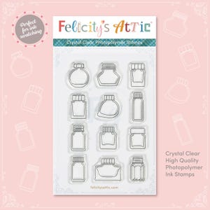 Peut inclure: Tampons photopolymères transparents représentant différents modèles de flacons d'encre. L'emballage porte les mentions "Felicity's Attic" et "Crystal Clear Photopolymer Stamps". Les tampons sont étiquetés "Crystal Clear High Quality Photopolymer Ink Stamps".