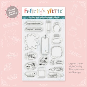 Op de afbeelding: Transparante fotopolymeer inktstempels van Felicity's Attic. De set bevat verschillende inktflesontwerpen, labels en zinnen zoals "My Ink Collection" en "Ink Swap". De stempels zijn ontworpen voor inkt swatching en gebruik van vulpennen.