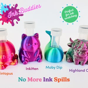 Può includere: Quattro portaboccette d'inchiostro stampati in 3D chiamati Ink Buddies, raffiguranti un polpo Tintopus, un gatto Inkitten, una balena Moby Dip e una mucca Highland Coo, ognuno dei quali sostiene una fiala di plastica trasparente.