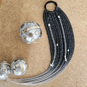 Zöpfe Erweiterungen Look auf elastischem Band Synthetische Ombre Geflecht Pferdeschwanz-Verlängerung - Dunkelgrau bis Hellgrau mit Beige-Tönung, Zöpfe auf Haarband