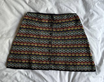 Spódnica mini z włoskiej wełny w stylu vintage – geometryczny wzór z lat 90., zapinana na guziki z przodu (rozmiar M)