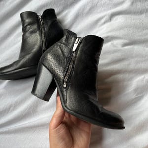 Stivaletti alla caviglia Wonders in pelle nera con stampa serpente e tacco EU 37/ US 6.5 realizzati in Spagna