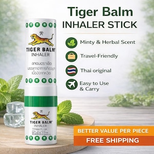Pode incluir: Um inalador Tiger Balm branco e verde com o texto "Tiger Balm Inhaler" e um logotipo de tigre. O produto é descrito como tendo um aroma de menta e ervas, adequado para viagens, original tailandês e fácil de usar e transportar.