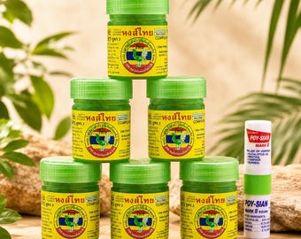 Puede incluir: Cinco frascos verdes pequeños de inhalador herbal Hong Thai apilados en pirámide, cada uno con una etiqueta amarilla con un logo de pájaro verde y texto tailandés, junto a un tubo inhalador Poy-Sian Mark II blanco y verde a la derecha.