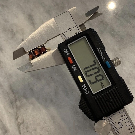 9 ct Gold Garnet Ring Trilogy Rectangular Cut Vin… - image 11