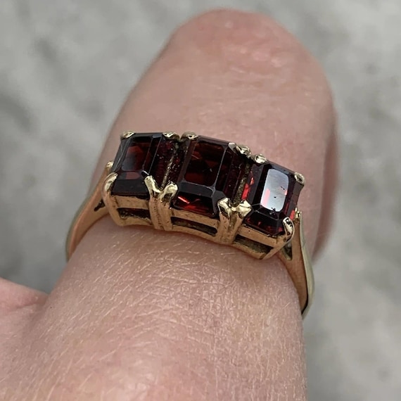 9 ct Gold Garnet Ring Trilogy Rectangular Cut Vin… - image 2