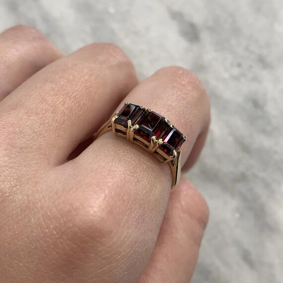 9 ct Gold Garnet Ring Trilogy Rectangular Cut Vin… - image 4