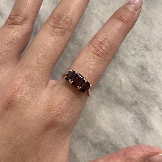 9 ct Gold Garnet Ring Trilogy Rectangular Cut Vin… - image 5