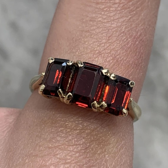 9 ct Gold Garnet Ring Trilogy Rectangular Cut Vin… - image 1