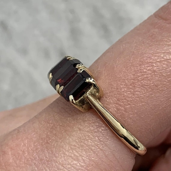 9 ct Gold Garnet Ring Trilogy Rectangular Cut Vin… - image 3