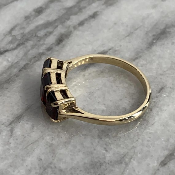9 ct Gold Garnet Ring Trilogy Rectangular Cut Vin… - image 8