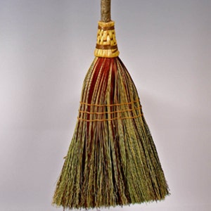 Peut inclure: Un balai traditionnel avec un manche tiss&eacute; et des poils naturels. Les poils sont un m&eacute;lange de rouge, de vert et de brun.