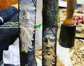 Bastón único Tree Spirit con empuñadura de cuero - Hecho a mano con maderas duras de Oregón de origen local - Tallado a mano y personalizable