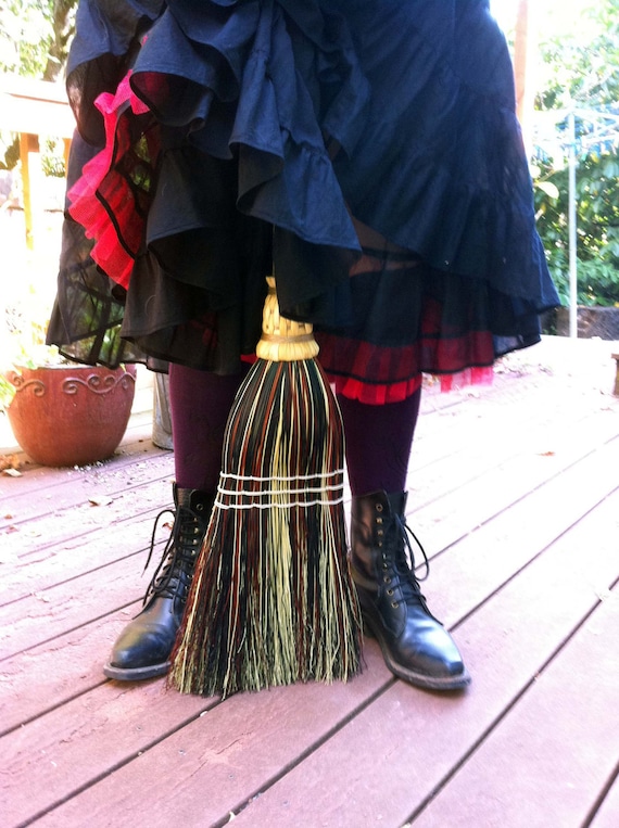 Eco-Friendly Kitchen Broom: Tall Mixed Broomcorn, Natural Cleaning