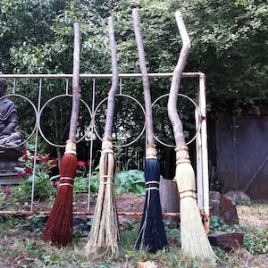 Escoba de tamaño adulto para brujas, escoba ceremonial, decoración estética de Halloween, escobas mágicas para brujas, escoba redonda torcida imagen 6