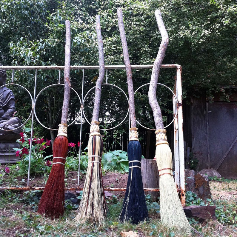 Escoba de tamaño adulto para brujas, escoba ceremonial, decoración estética de Halloween, escobas mágicas para brujas, escoba redonda torcida imagen 6