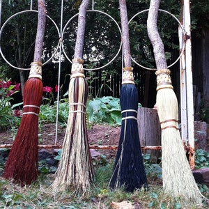 Escoba de tamaño adulto para brujas, escoba ceremonial, decoración estética de Halloween, escobas mágicas para brujas, escoba redonda torcida imagen 1