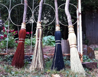 Escoba de tamaño adulto para brujas, escoba ceremonial, decoración estética de Halloween, escobas mágicas para brujas, escoba redonda torcida