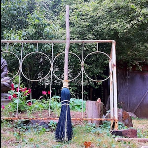 Escoba de tamaño adulto para brujas, escoba ceremonial, decoración estética de Halloween, escobas mágicas para brujas, escoba redonda torcida imagen 8