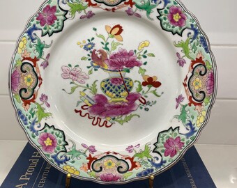 Plato JUWC 1897 United Wilson de 10,5 pulgadas, estilo Famille Rose. Listo para colgar.
