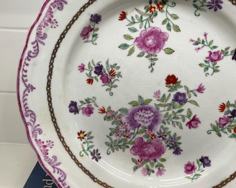 Plato JUWC 1897 United Wilson de 10,5 pulgadas, listo para colgar. Flores pintadas a mano en hermosos tonos púrpura.