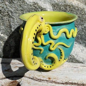 Squid Octopus Mug Ukraine Colors, Donating portion immagine 4