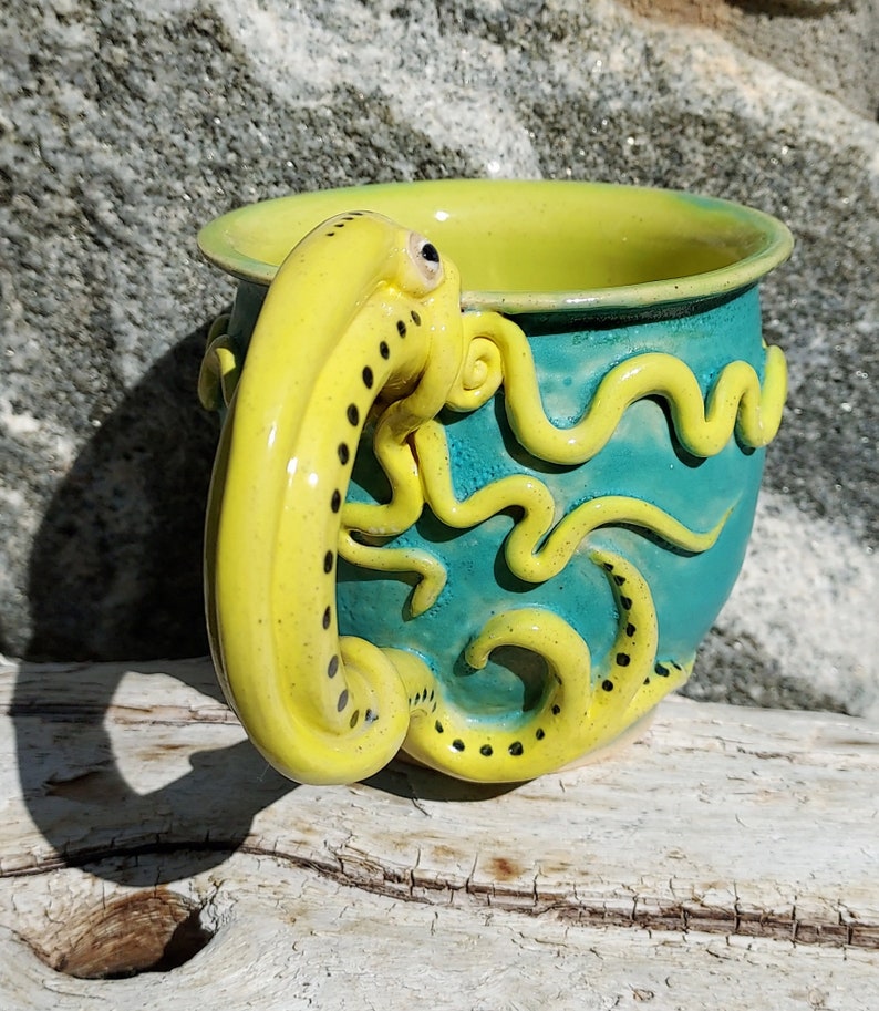 Squid Octopus Mug Ukraine Colors, Donating portion immagine 4