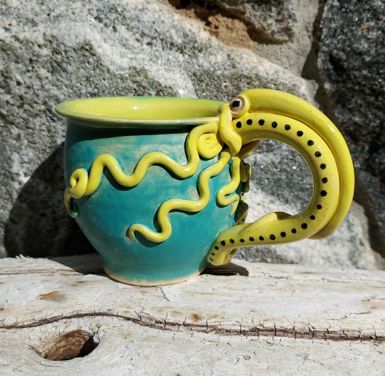 Squid Octopus Mug Ukraine Colors, Donating portion immagine 2