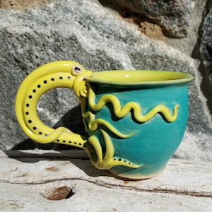 Squid Octopus Mug Ukraine Colors, Donating portion immagine 1