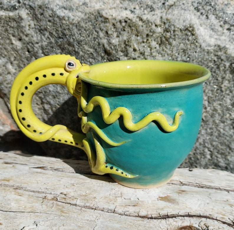 Squid Octopus Mug Ukraine Colors, Donating portion immagine 5