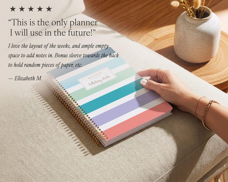 Puede incluir: Una agenda de espiral con rayas horizontales en tonos azul verdoso, azul claro, lavanda y coral. La portada incluye una etiqueta rectangular blanca con el texto "2023 PLANNER" y "Whitney Hicks" impreso en una fuente cursiva oscura.